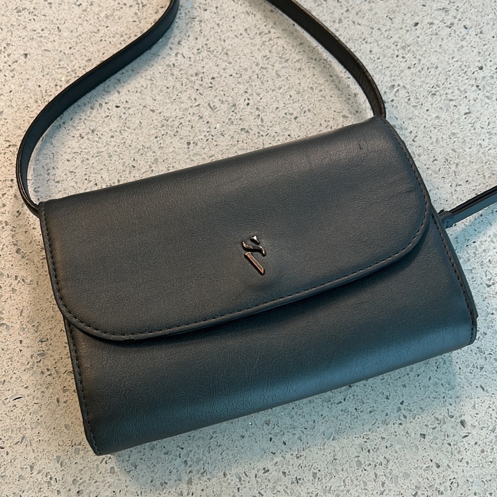 Simple Vera Wang Signature Gray Envelope Purse Wallet Crossbody Bag